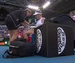 SIMONA HALEP LA AUSTRALIAN OPEN // Simona Halep, căzătură puternică în primul set cu Brady! A cerut intervenția medicului și acuză dureri în meci