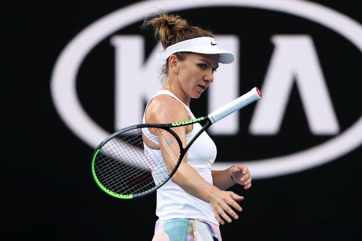 SIMONA HALEP LA AUSTRALIAN OPEN // Simona Halep, căzătură puternică în primul set cu Brady! A cerut intervenția medicului și acuză dureri în meci