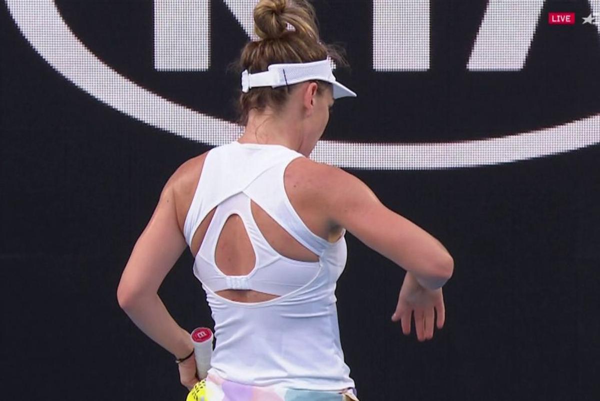 SIMONA HALEP LA AUSTRALIAN OPEN // Simona Halep, căzătură puternică în primul set cu Brady! A cerut intervenția medicului și acuză dureri în meci