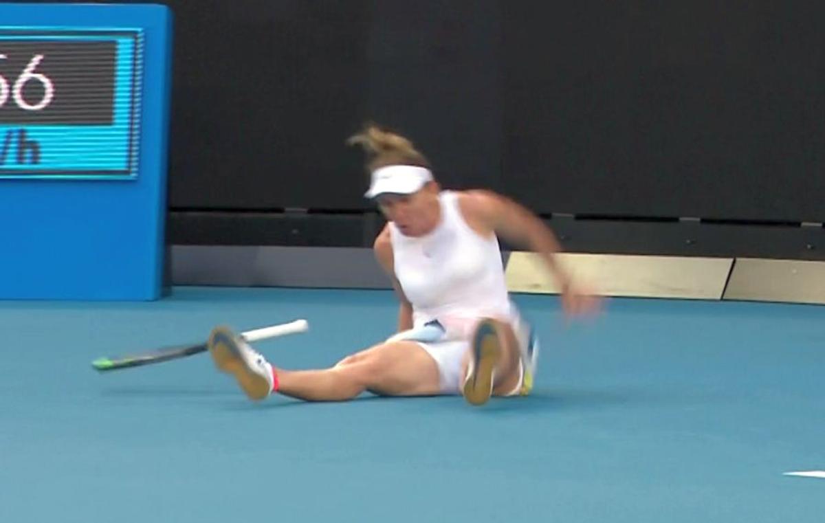 SIMONA HALEP LA AUSTRALIAN OPEN // Simona Halep, căzătură puternică în primul set cu Brady! A cerut intervenția medicului și acuză dureri în meci