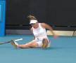 SIMONA HALEP LA AUSTRALIAN OPEN // Simona Halep, căzătură puternică în primul set cu Brady! A cerut intervenția medicului și acuză dureri în meci