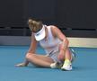 SIMONA HALEP LA AUSTRALIAN OPEN // Simona Halep, căzătură puternică în primul set cu Brady! A cerut intervenția medicului și acuză dureri în meci