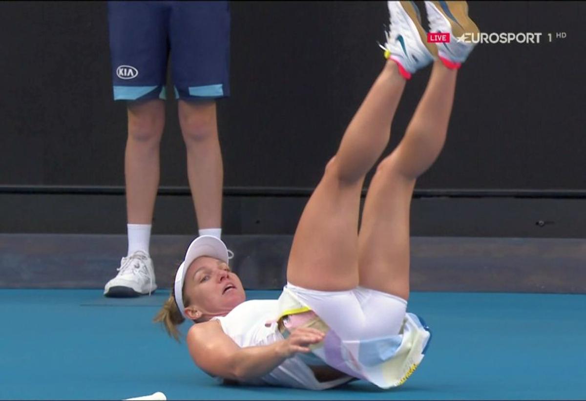 SIMONA HALEP LA AUSTRALIAN OPEN // Simona Halep, căzătură puternică în primul set cu Brady! A cerut intervenția medicului și acuză dureri în meci