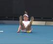 SIMONA HALEP LA AUSTRALIAN OPEN // Simona Halep, căzătură puternică în primul set cu Brady! A cerut intervenția medicului și acuză dureri în meci