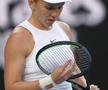 SIMONA HALEP LA AUSTRALIAN OPEN // Simona Halep, căzătură puternică în primul set cu Brady! A cerut intervenția medicului și acuză dureri în meci