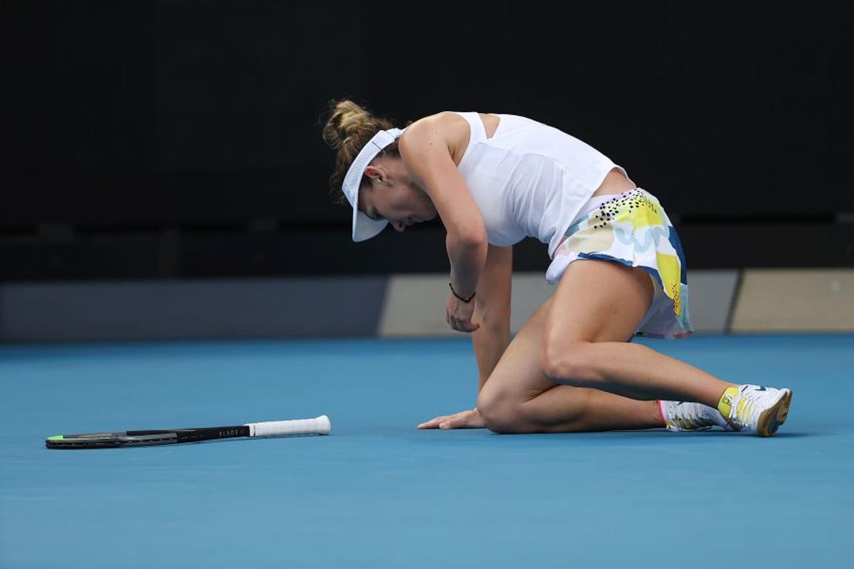 SIMONA HALEP LA AUSTRALIAN OPEN // Simona Halep, căzătură puternică în primul set cu Brady! A cerut intervenția medicului și acuză dureri în meci
