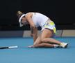 SIMONA HALEP LA AUSTRALIAN OPEN // Simona Halep, căzătură puternică în primul set cu Brady! A cerut intervenția medicului și acuză dureri în meci