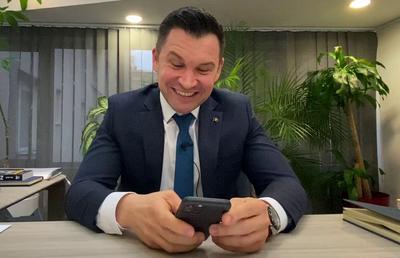 EXCLUSIV // VIDEO Moment neașteptat! Ionuț Stroe a pus mâna pe telefon în timpul discuției cu reporterii GSP: "Pot să verific cu SMS-ul pe care-l primesc de la bancă!"