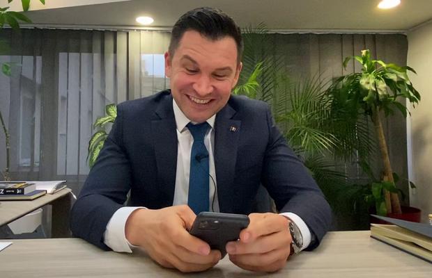 EXCLUSIV // VIDEO Moment neașteptat! Ionuț Stroe a pus mâna pe telefon în timpul discuției cu reporterii GSP: "Pot să verific cu SMS-ul pe care-l primesc de la bancă!"