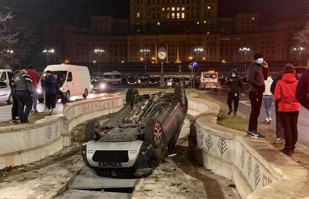 FOTO Ce se întâmplă la Unirii? » A treia mașină care plonjează în fântânile arteziene, într-o singură săptămână!