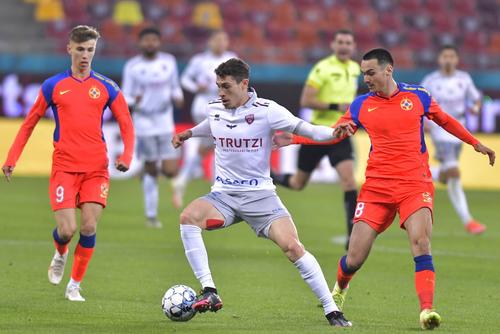 Bogdan Racovițan (în alb), împotriva celor de la FCSB // foto: Imago Images