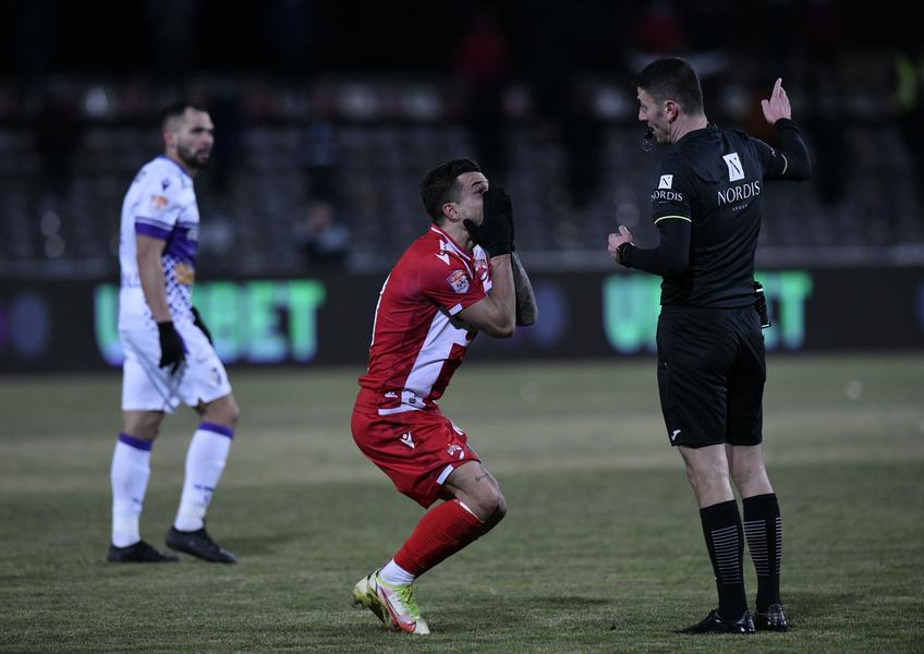 Cosmin Matei i-a cerut explicaţii lui Bîrsan, dar arbitrul nu l-a băgat în seamă FOTO: Cristi Preda