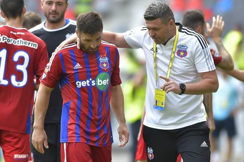 Oprița (dreapta) pregătește clubul Armatei din iulie 2019 (foto: Imago)