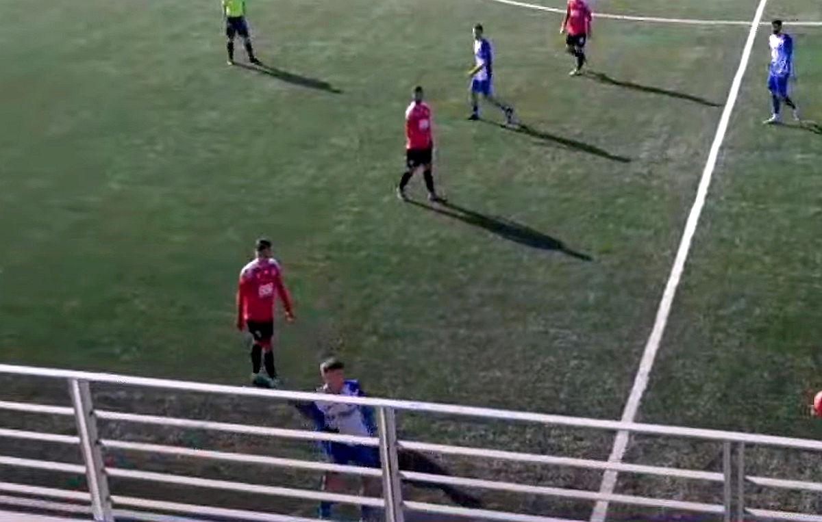 Vali Lazăr, gest ciudat în amicalul cu Dinamo! A aruncat cu chiloți către banca lui Burcă: „Luați! Să-i dați lui Mister” » Schimb de replici cu fostul antrenor