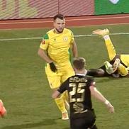 Faultul comis de Constantin Budescu în CS Mioveni - Petrolul // foto: captură DigiSport