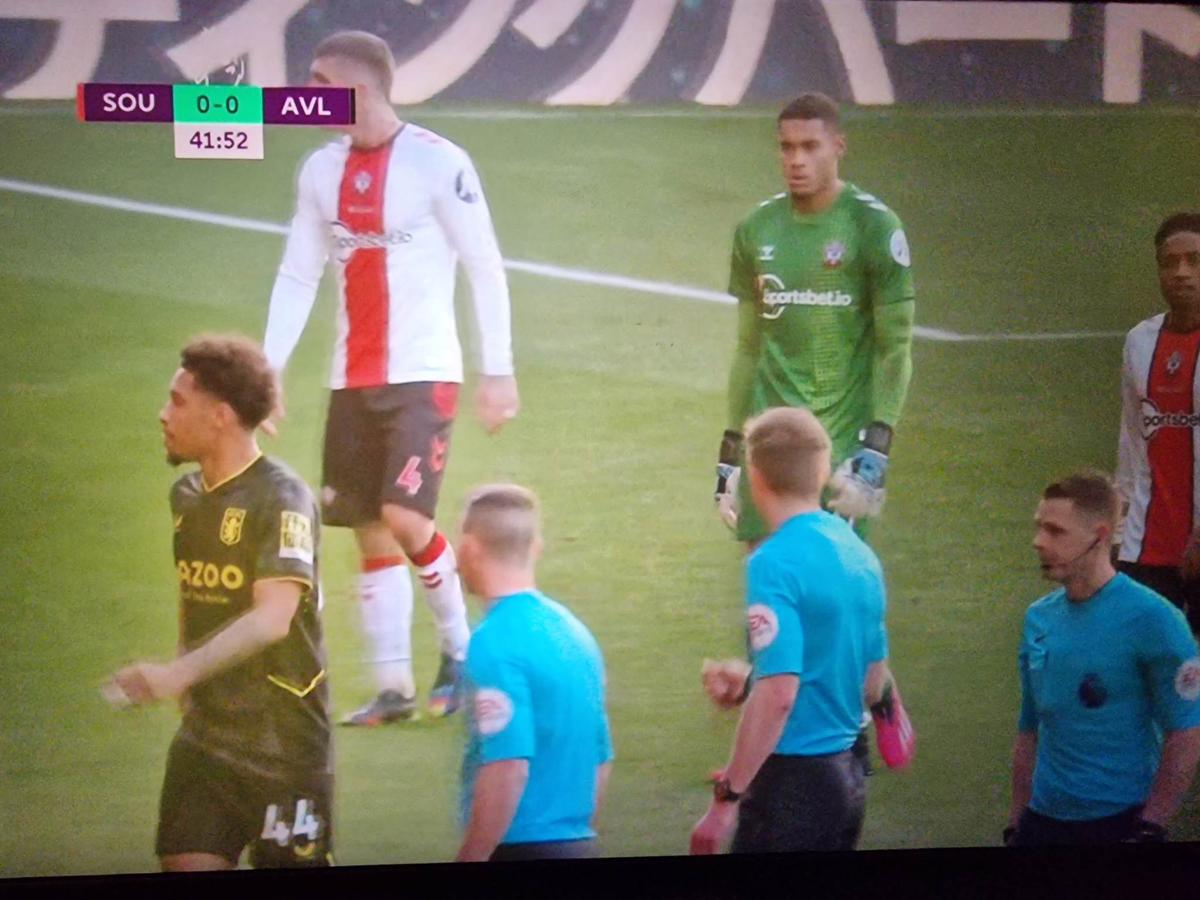 Imagini SF în Anglia » Meci de Premier League, întrerupt timp de 10 minute: „Din motive de siguranță”