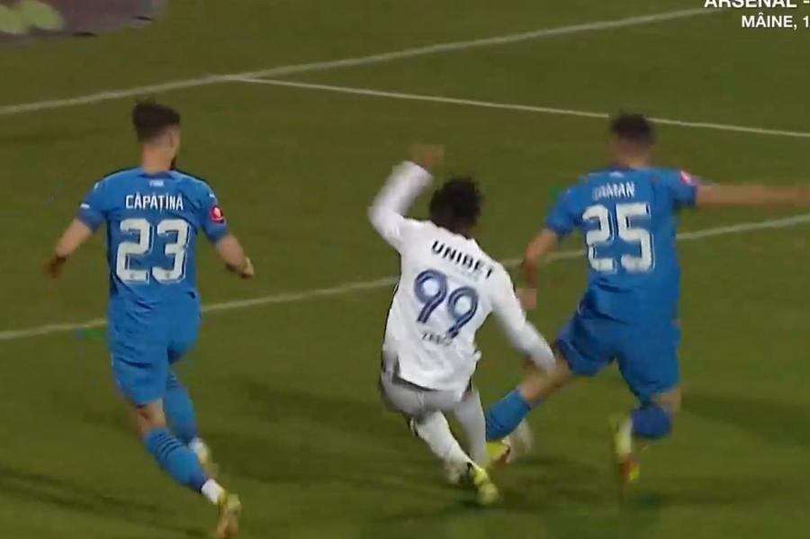 Zabou îl lovește pe Găman din spate/ foto: captură Orange Sport Epic fail la Botoșani » A vrut să dea gol, dar și-a lovit serios adversarul