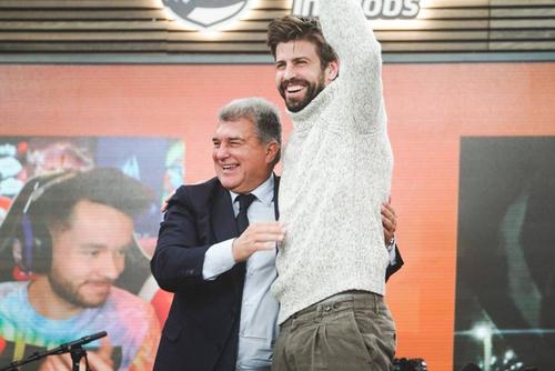 Gerard Pique, alături de Joan Laporta, președintele FC Barcelona // sursă foto: Twitter @ KingsLeague