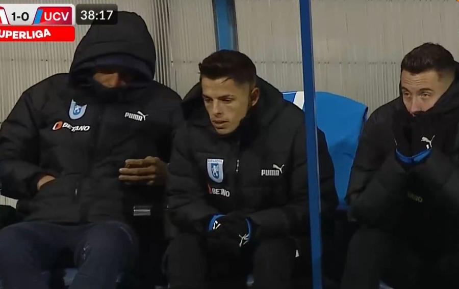 Raul Silva, în stânga imaginii, cu telefonul pe bancă/ captură Orange Sport Rotaru, decizie dură în cazul jucătorului care stătea pe telefon în timpul meciului: „O pată neagră pentru club! N-are nicio scuză”