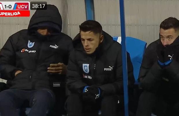 Imagini inedite la CSU Craiova » Antrenor cu căști și jucător pe telefon + Reacție ironică în studio: „Mi se pare foarte interesat de meci”