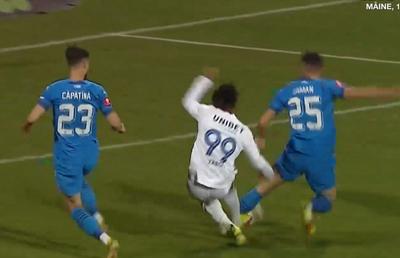 Epic fail la Botoșani » A vrut să dea gol, dar și-a lovit serios adversarul