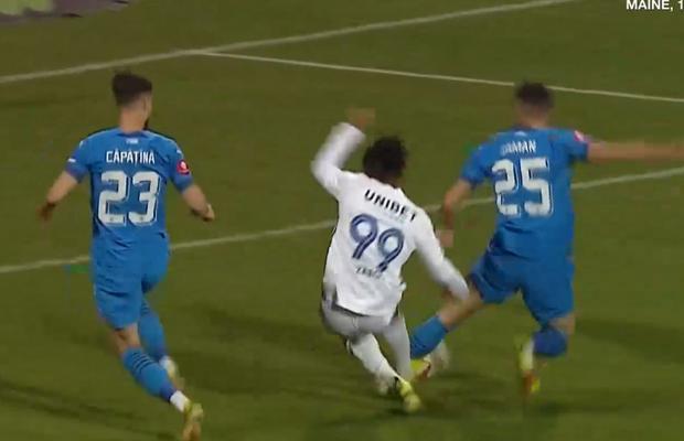 Epic fail la Botoșani » A vrut să dea gol, dar și-a lovit serios adversarul