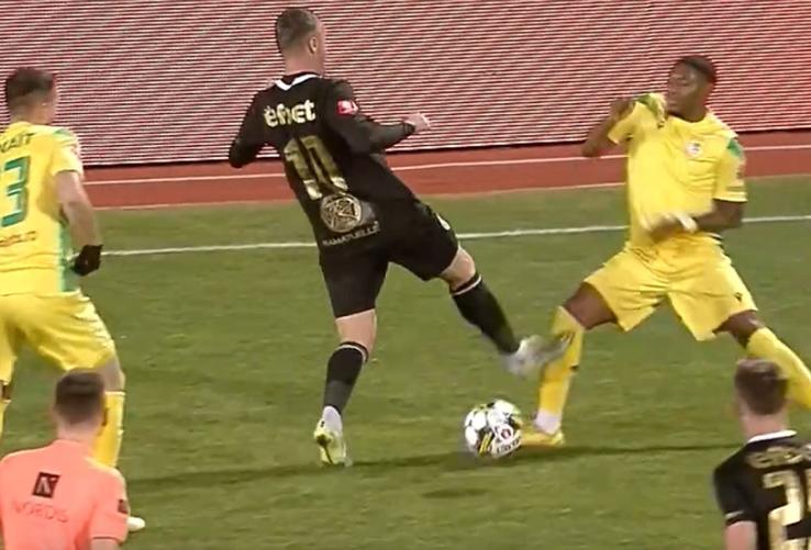 Faultul comis de Constantin Budescu în CS Mioveni - Petrolul // foto: captură DigiSport