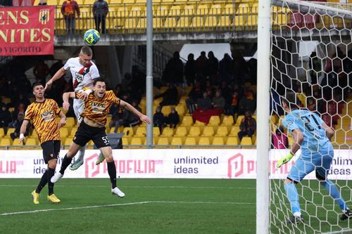 George Pușcaș (26 de ani) a marcat la ultima fază pentru Genoa în meciul cu Benevento, scor 2-1, în Serie B/ foto Imago Images