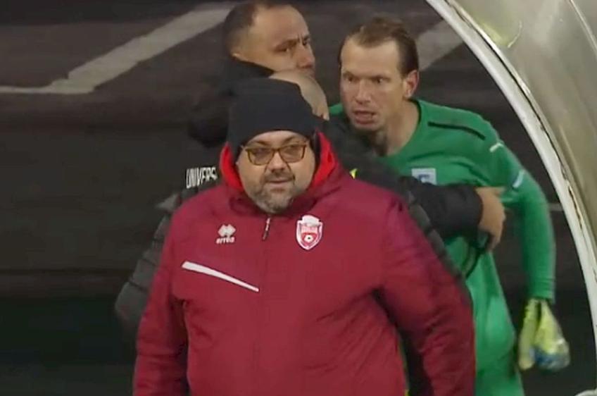 Giedrus Arlauskis, portarul Universității Craiova, a avut un acces de furie după meciul cu FC Botoșani, pierdut de olteni cu 0-1/ FOTO: Captură Orange Sport