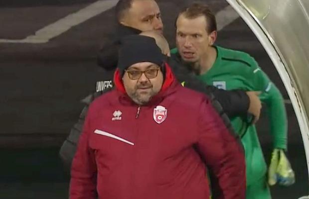 Scandal monstru după Botoșani - CSU Craiova » Arlauskis a făcut o criză de nervi și a fost cu greu ținut să nu sară la bătaie!