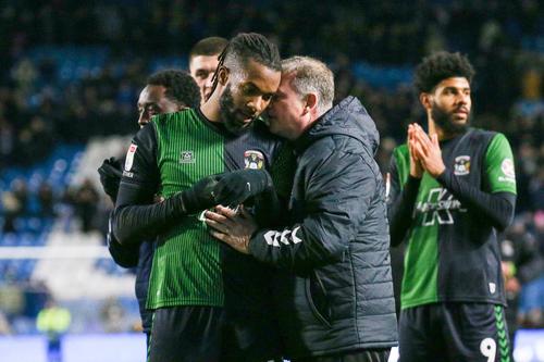 Kasey Palmer, mijlocașul jamaican al lui Coventry, liniștit de managerul Mark Robins Foto: Imago
