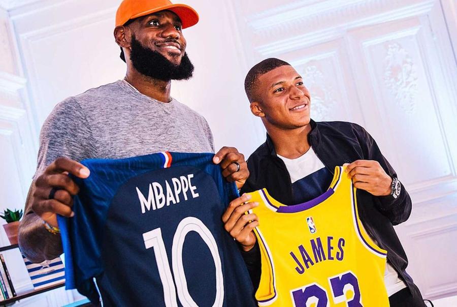 Kylian Mbappe și LeBron James, după un schimb de cadouri Foto: Twitter Ar fi lovitura anului în mercato! » Cine și cum l-ar putea atrage pe Kylian Mbappe. Nu e nici Real, nici PSG!