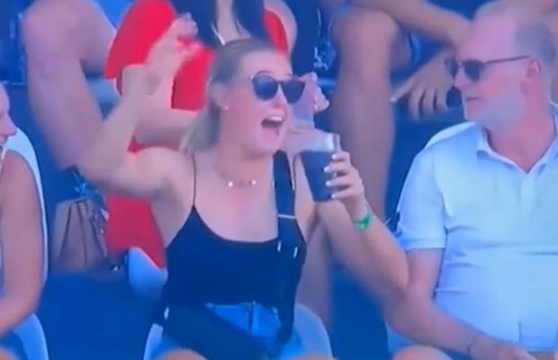 Au pus camera pe ea la meci, iar ce a urmat a făcut peste 4 milioane de vizualizări! Fanii au înnebunit: „Ce legendă”