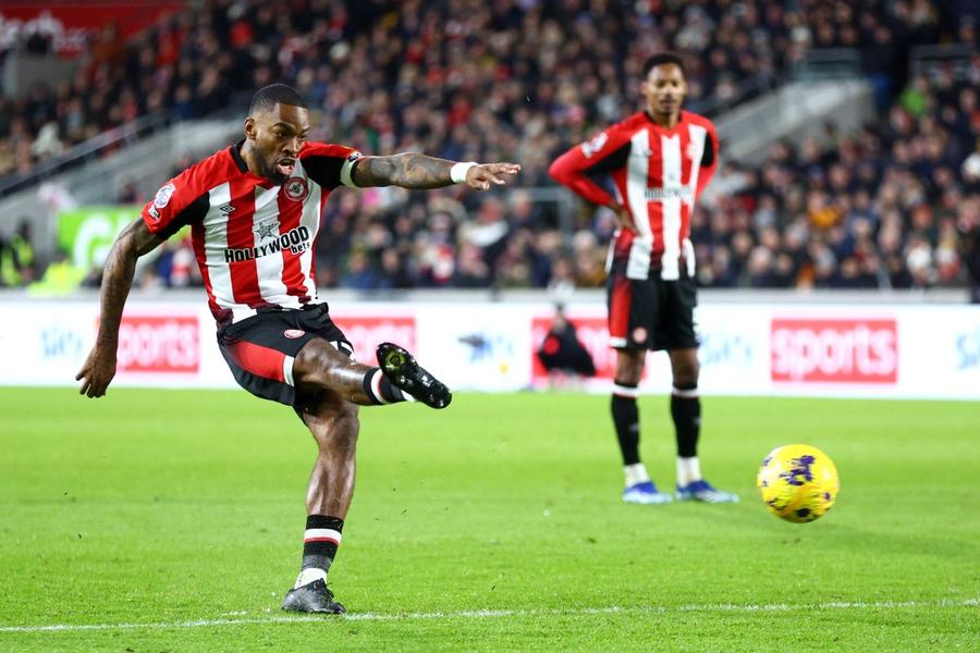 Ivan Toney și șutul său spre plasă din lovitură liberă la Brentford - Nottingham 3-2 Foto: Guliver/GettyImages Scandal imens în Anglia. Pariorul revenit în Premier League după 8 luni de suspendare a păcălit din nou! » Atacat de fani: „O dată trișor, întotdeauna trișor!”