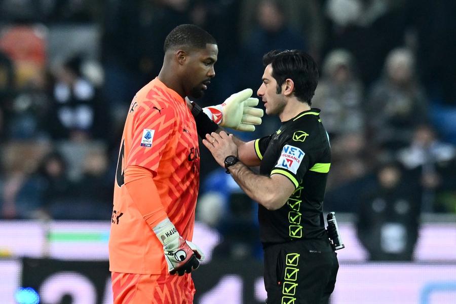 Mike Maignan l-a anunțat pe arbitru că refuză să mai joace la Udinese - Milan într-o atmosferă atât de toxică Foto: Guliver/GettyImages San Siro s-a luminat pentru Mike Maignan! » Meciul lui Milan, dedicat luptei antirasism. Întrerupt pentru portar!