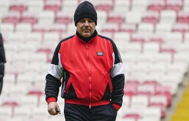 Scandal cu Șumudică! Boicotat de presă » Ziariștii turci susțin că a făcut gesturi obscene și că a insultat fanii adverși! » Altă acuzație: „Nu poți să lovești jucătorii!”