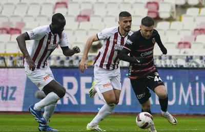 Românii, în prim-plan la Gaziantep: 4 titulari, gol Drăguș, assist  și „roșu” Maxim » Șumudică, 4 meciuri la rând fără victorie!