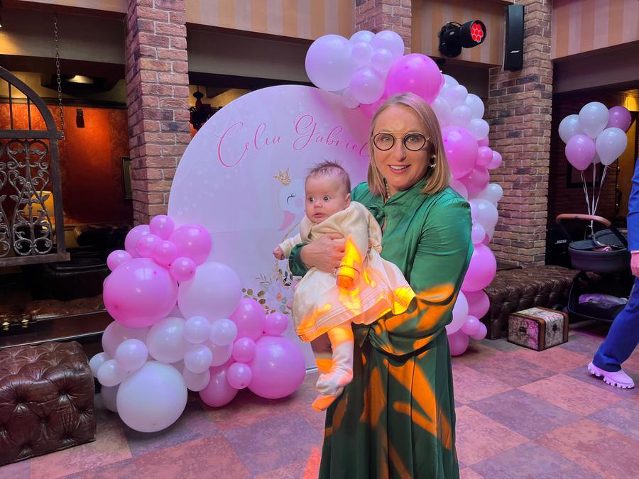 Gabriela Szabo a fost nașa micuței Camelia Potec şi-a botezat cea de a doua fetiţă. Gabriela Szabo a fost nașa. Elisabeta Lipă, prezentă la eveniment