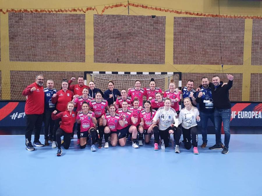 Handbalistele și staff-ul Dunării Brăila după victoria de la Zagreb Foto: Facebook Dunărea Brăila O victorie la limită, un egal și o înfrângere clară pentru echipele românești în EHF European League