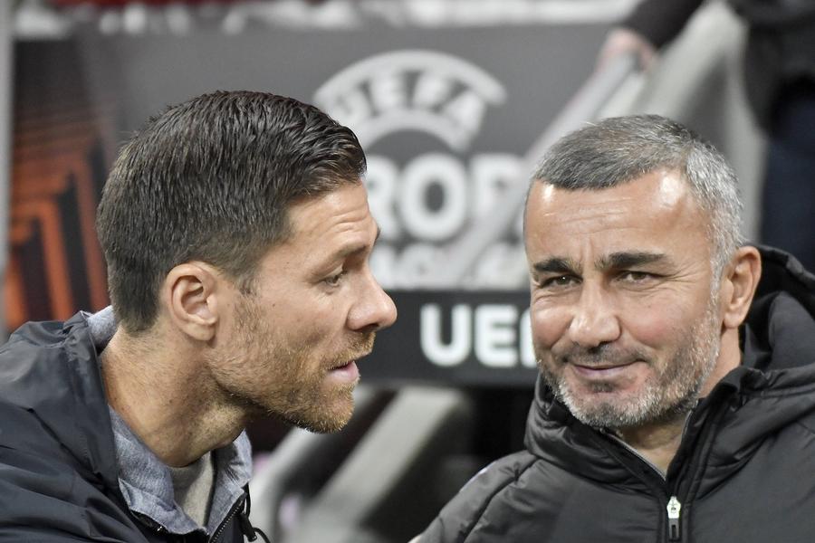 Gurban Gurbanov, în dialog cu Xabi Alonso înainte de Bayer Leverkusen - Qarabag, din Europa League, 26 octombrie 2023. Foto: Imago Țarul fotbalului din Caucaz » Portretul antrenorului care o pregătește din 2008 pe Qarabag, adversara campioanei FCSB în grupa Europa League