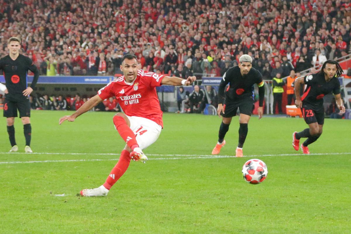 Moment curios la Liverpool » Arne Slot și-a început conferința lăudând arbitrul care a stârnit un imens scandal în Benfica - Barcelona: „De când lucrez în fotbal...”