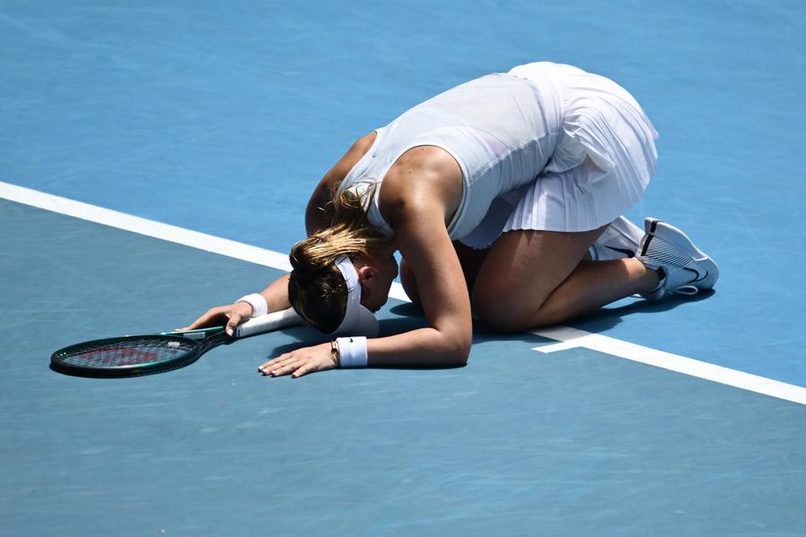 Paula Badosa la finalul partidei cu Gauff FOTO Guliver/GettyImages Paula Badosa, de la gândurile de retragere și injecțiile cu cortizon, la prezența pentru prima oară în semifinalele unui turneu de Mare Șlem