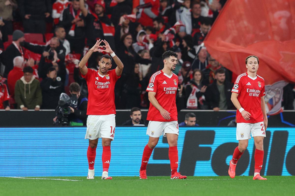 Moment curios la Liverpool » Arne Slot și-a început conferința lăudând arbitrul care a stârnit un imens scandal în Benfica - Barcelona: „De când lucrez în fotbal...”