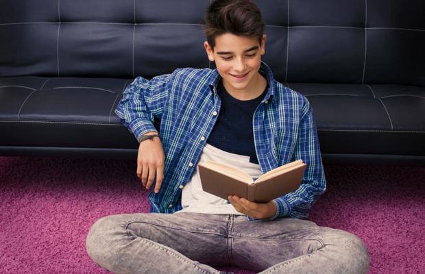 Cum să alegi cele mai potrivite lecturi pentru copii de clasa a 8-a? 5 recomandări pentru părinți