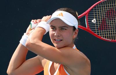 La 18 ani, face ravagii la Australian Open » S-a calificat în turul 3 și dezvăluie: „Când mă enervez, înjur în sârbă. Nu vreau ca arbitrii să înțeleagă”