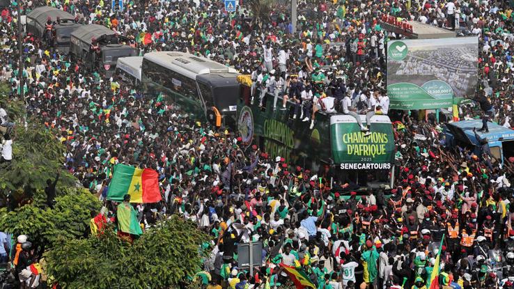 Jucătorii naționalei din Senegal au săbătorit pe străzi triumful de la Cupa Africii / foto: Reuters