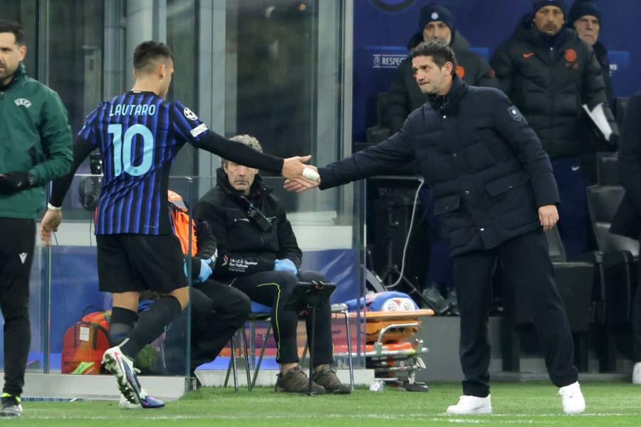 Căpitanul Lautaro Martinez n-a digerat bine încă o dată că Cristi Chivu l-a scos în repriza secundă cu Arsenal / Foto: Imago Căpitanul lui Cristi Chivu scrie istorie la Inter » Lautaro Martinez a egalat legendarul golgheter al nerazzurrilor!