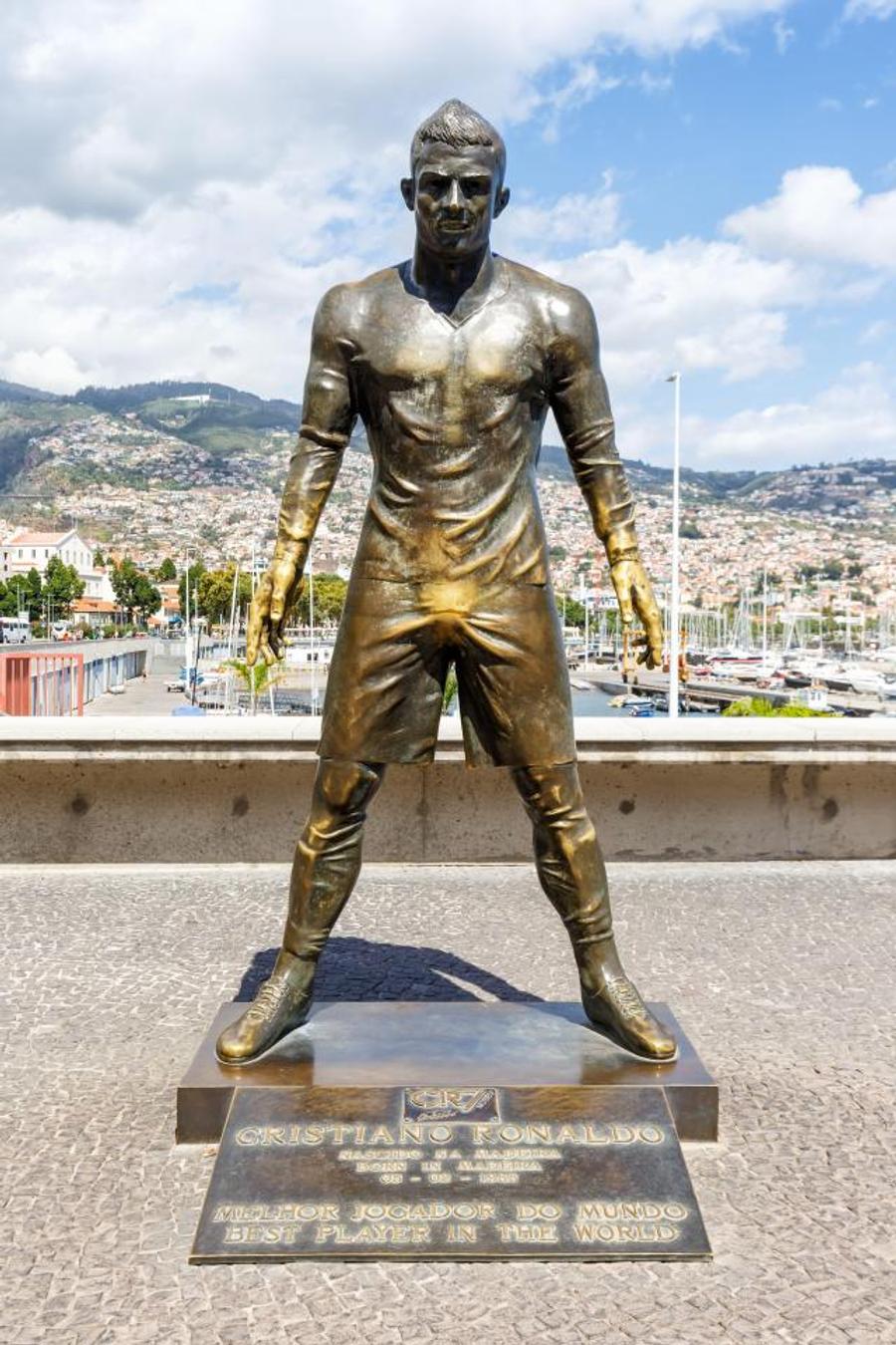 Statuia lui Cristiano Ronaldo I-a incendiat statuia lui Cristiano Ronaldo » „Acesta este ultimul avertisment al lui Dumnezeu”