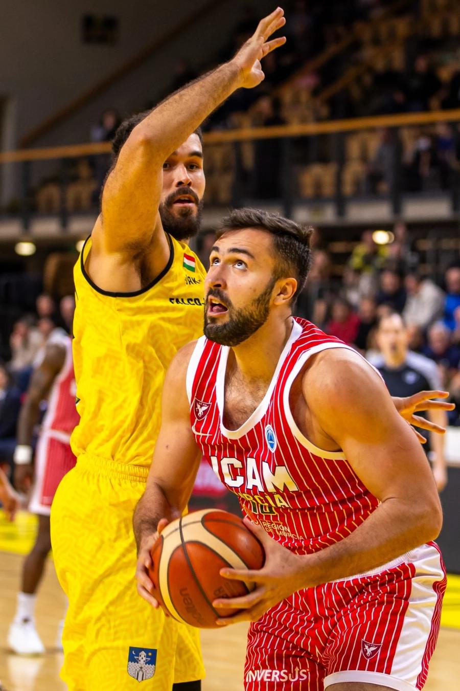 Emanuel Cățe, pivotul lui UCAM Murcia/Foto: fiba.basketball UCAM Murcia, echipa lui Emanuel Cățe, a obținut calificarea în „sferturile” FIBA Europe Cup