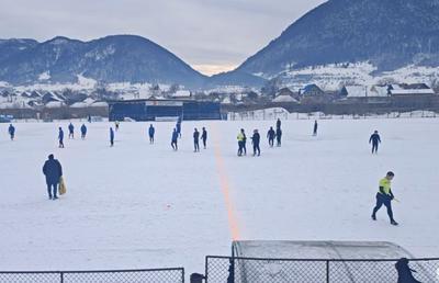 Meci într-un decor pitoresc în România » Gazon acoperit de zăpadă, minge verde și munți de jur-împrejur